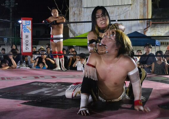 男性レスラーを相手に熱戦を繰り広げるジャガーさん