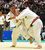 柔道男子団体準決勝　中堅戦、白鴎足利の長谷川（左）が果敢に攻める＝三重県津市のサオリーナ