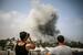 8月、ガザ最南部ラファで、イスラエル軍の攻撃により立ち上る煙(ゲッティ=共同)