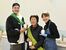 商品化されたドレッシングを手にする（左から）手塚海斗さん、信子さん、江坂さん