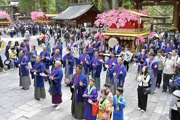 境内に繰り込みあいさつする参加者