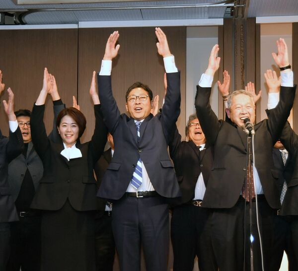 初当選が確実となり万歳三唱する石坂太氏（中央）＝８日午後10時58分、小山市神鳥谷、杉浦崇仁撮影