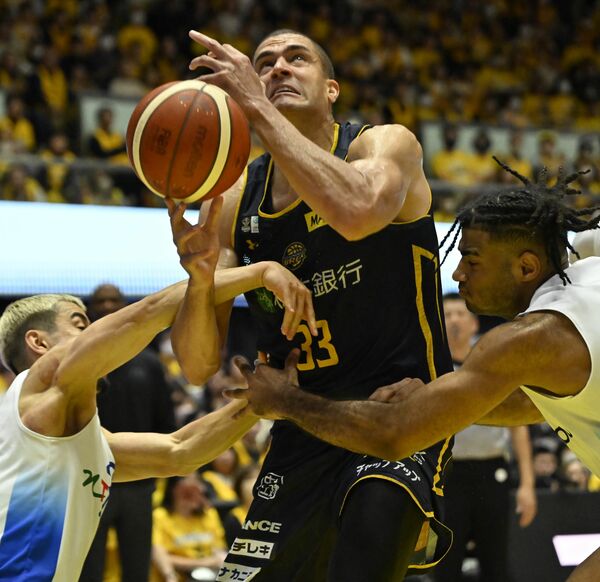 第４クオーター２分、ゴール下でファウルをもらうブレックスのエドワーズ＝ブレックスアリーナ宇都宮、湯田大士撮影