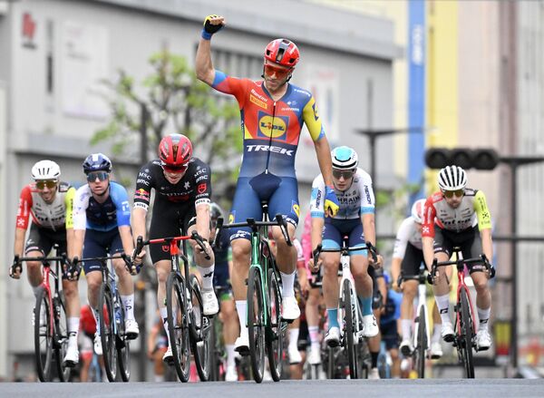 初優勝したトレックのミラン(中央)=宇都宮市大通り周回コース、磯真奈美撮影