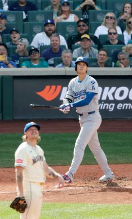 　米大リーグ、レギュラーシーズン最終戦のマリナーズ戦で５５号本塁打を放ち、打球の行方を追うドジャース・大谷翔平＝２８日、シアトル（共同）