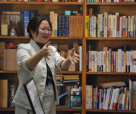 展示内容を説明する担当学芸員の木下響子さん=堺市堺区宿院町の「さかい利晶の杜」