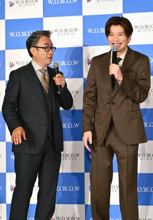 ドラマ「おい、太宰」の完成報告会に登場した三谷幸喜(左)と田中圭=18日午後、東京都江東区