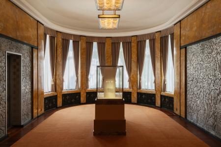 　会場風景　東京都庭園美術館　本館　大食堂（（Ｃ）Ｖａｎ　Ｃｌｅｅｆ＆Ａｒｐｅｌｓ）（提供写真）