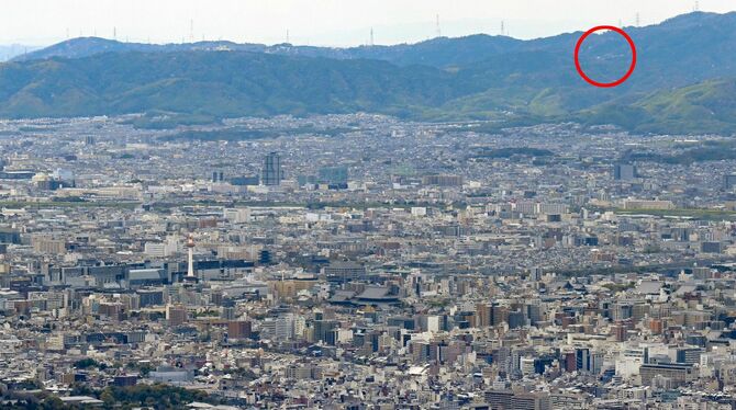 西山連峰を背に広がる京都市街。写真右上の○印のあたりにキャンプ場がある