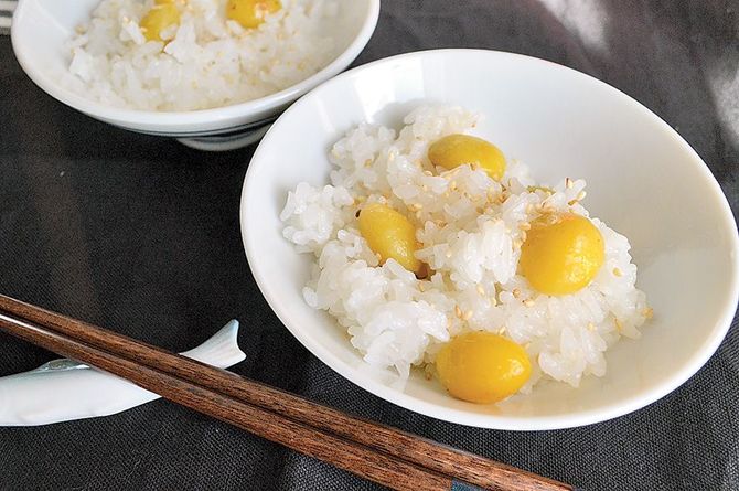 殻と甘皮をむき炊飯器に入れて炊くだけのぎんなんご飯
