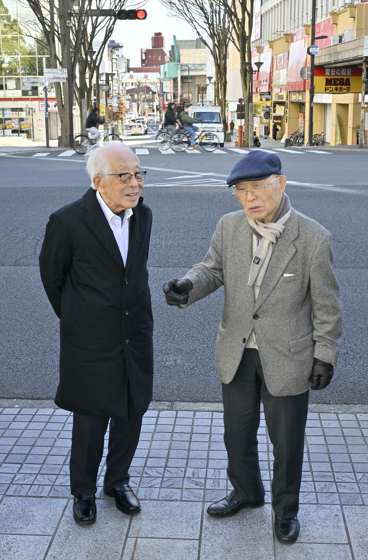 かつて仲見世があったバンバ通りを背に語り合う大野さん（左）と金子さん＝１月30日午後、宇都宮市馬場通り１丁目