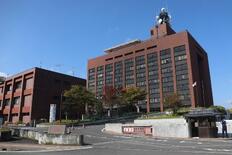 息子運転の車が父親ひく