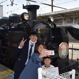 日光仮面が園児の旅立ち祝う　ＳＬ大樹で卒園式　日光のさかえ保育園