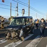 小山の踏切で宇都宮線と乗用車衝突　一部運休、１時間超遅れも　運転の塾講…
