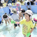 アユのつかみ取り満喫　那珂川でお盆の恒例行事　2300人訪れる