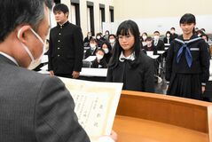 入賞者に表彰状　新聞感想文・スクラップ作品コンクール