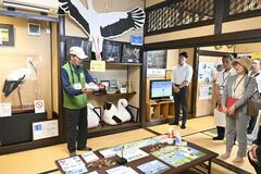 自治体の関係者ら コウノトリ育む環境視察