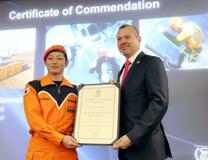 日本の海保特殊救難隊を表彰