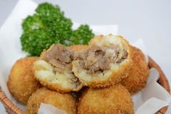 ＜ごろごろ牛肉コロッケ＞味わい存在感たっぷり 
