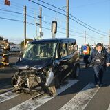 小山の踏切で宇都宮線と乗用車衝突　一部運休、１時間超遅れも　運転の塾講師が軽傷