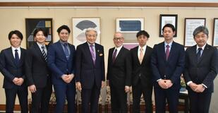 アウトサイダーズ 知事に全国Ｖ報告