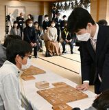 藤井王将からアドバイス　子どもたちと「多面指し」指導対局　大田原【動画】