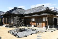 簡素な中にも趣ある装飾