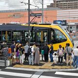 ＬＲＴ「こんなに混むなんて」　開業２日目 、現金払い多くダイヤに乱れ