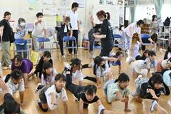 夏休みの児童 高齢者と交流