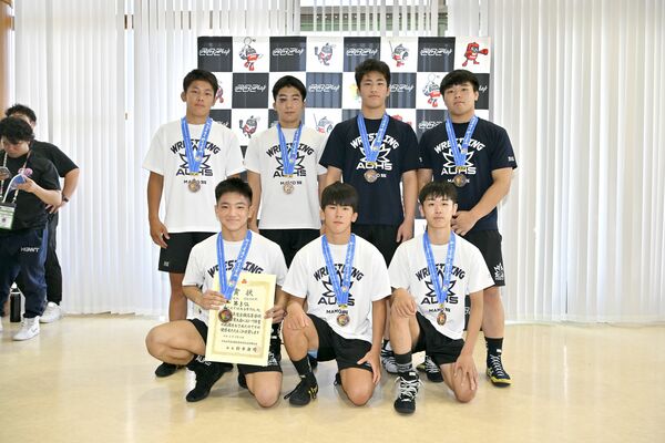 レスリング男子団体３位の足大付