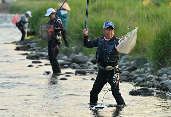 那珂川で解禁されたアユ釣りを楽しむ人たち＝１日午前４時40分、大田原市大豆田