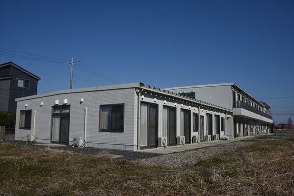 小規模多機能型居宅介護の「いきいき萌丘」。奥の建物が特別養護老人ホーム