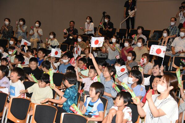 パブリックビューイングの会場で水沼選手を応援する市民ら