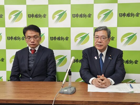 記者会見に臨む中司新代表（右）と続投が決まった柏倉幹事長＝21日夜、宇都宮市内