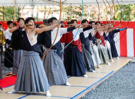 　京都市東山区の三十三間堂で開かれた、２０歳の男女が弓の腕前を競う大的全国大会＝１８日午前