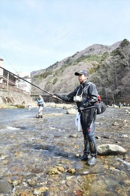 渓流釣りを楽しむ釣り人たち