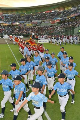 ４年ぶりの開会式で元気よく入場行進する選手たち＝県営