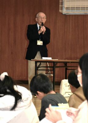 児童に戦争の悲惨さや平和への思いを語る若山さん