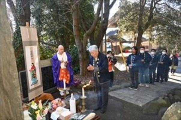 聖徳太子を祭った石碑に手を合わせる建設業関係者