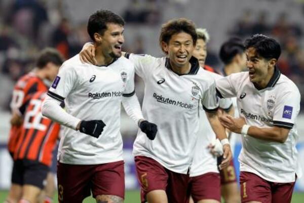 　神戸―ＦＣソウル　前半、先制ゴールを決め、喜ぶ神戸・トゥーレル（左）＝ソウル（ゲッティ＝共同）