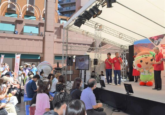 観光イベントで来県を呼びかける福田知事（右）とＵ字工事