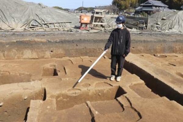 　石神遺跡から見つかった７世紀後半から末に造られた塀の跡＝５日午前、奈良県明日香村