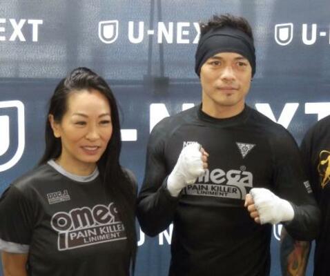 　写真に納まるＷＢＡバンタム級暫定王者のノニト・ドネア（右）と妻のレイチェルさん＝１２日、東京都内