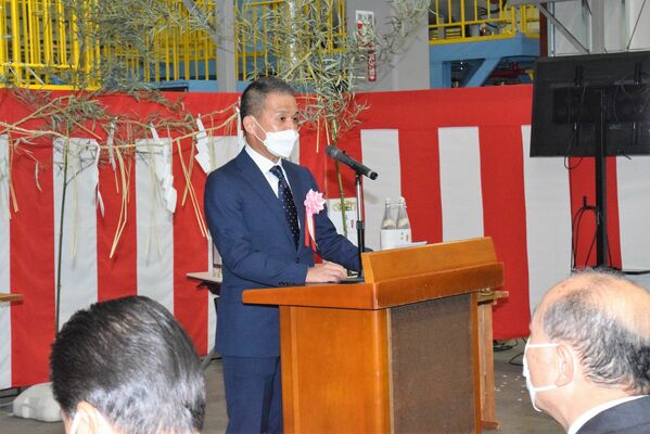 竣工式であいさつする武岡社長＝１８日午前、足利市