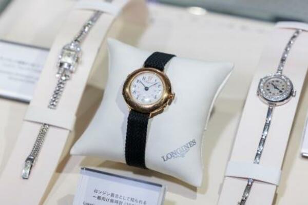 　ロンジンで現存最古の１９０２年製の腕時計（中央）（提供写真）