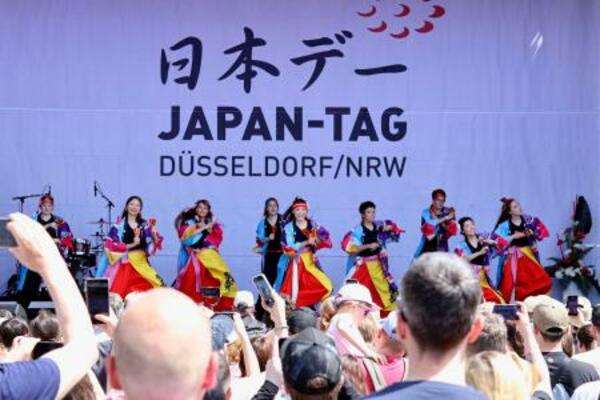 23日、ドイツ・デュッセルドルフで開催された「日本デー」(共同)