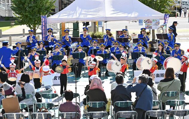 制服を一新し、清原保育園児（手前）と共に演奏する市消防音楽隊