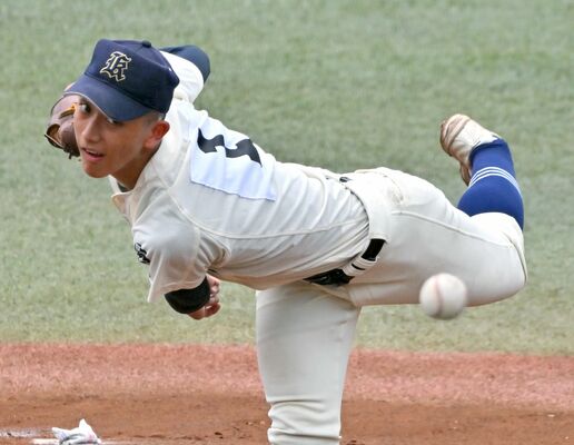 ８回を投げ、14奪三振で無失点の好投を見せた鹿商工の先発・吉原＝清原球場、河野光吉撮影