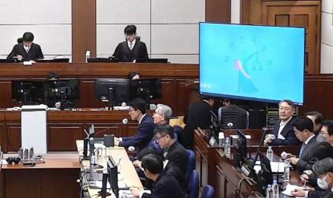 　９日、ソウル中央地裁で開かれた論告求刑公判に臨む韓国の尹錫悦前大統領（右側奥）ら（同地裁提供・聯合＝共同）