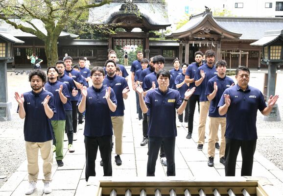 今季の必勝を祈願する宇都宮ブレックスの選手ら＝27日午前11時10分、宇都宮市馬場通り１丁目